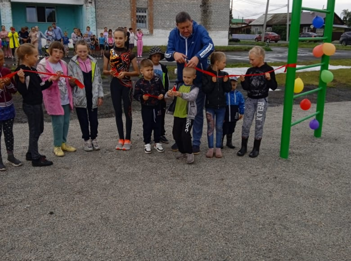 Фото из телеграм канала главы АГО. Торжественный и запоминающийся момент для жителей Лебедкино.